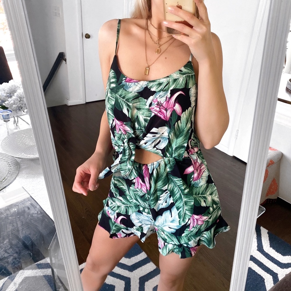 🌿 E&M BLACK PURPLE GREEN RUFFLE ROMPER! - Picture 10 of 10